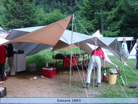 063.Links de kooktent en rechts de eettent - 2435.jpg