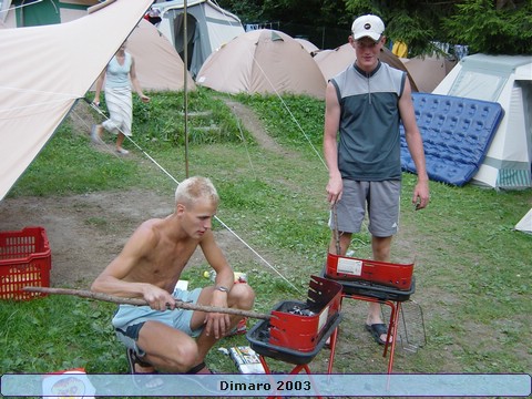 185.Guido & JP steken de BBQ's in de hens - 2572.jpg