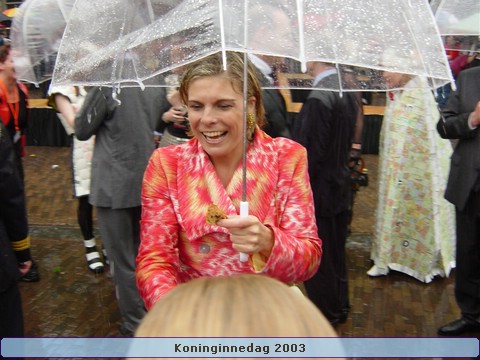 47.Marijke schudt Laurentien de hand.jpg